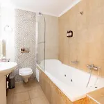 4 Epoxes Hotel 3*