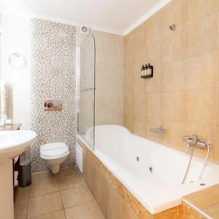 4 Epoxes Hotel 3*