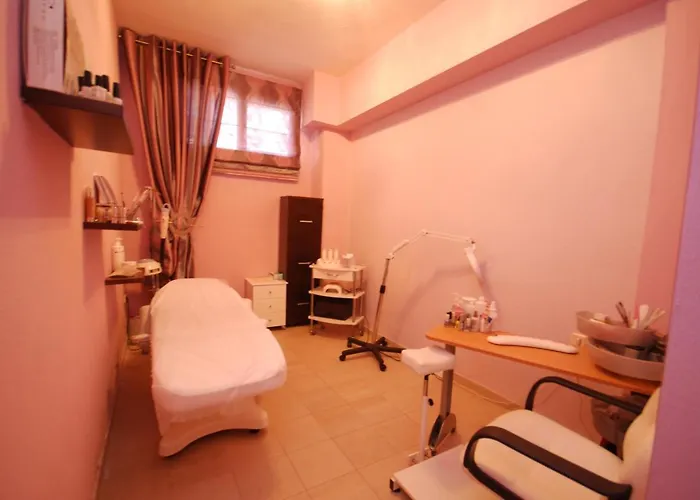 Ξενοδοχείο 4 Epoxes Káto Loutrákion